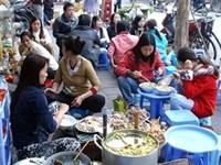 Street food is popular in Hanoi. (Filed photo) Street food is popular in Hanoi. (Filed photo)